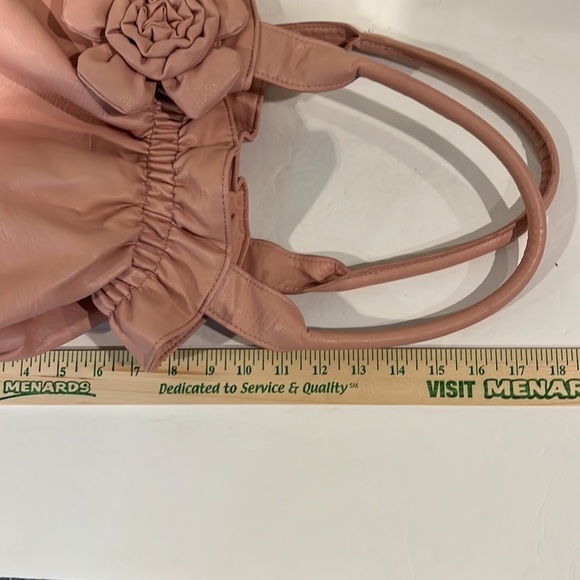 BUENO light pink hobo bag with flower and snap enclosure - Picture 6 of 9